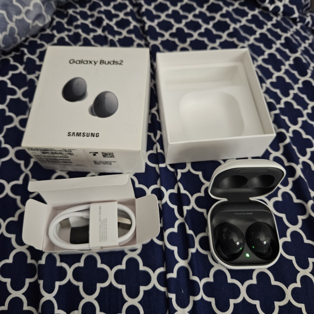 Samsung 2 ear buds ,brand new never used